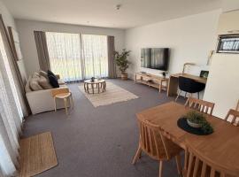 2-bedroom Park & Marina view apartment at Glenelg, hotel a Glenelg