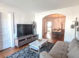 Private 2BR Main Floor Suite Near Border Casino UWin Hospital