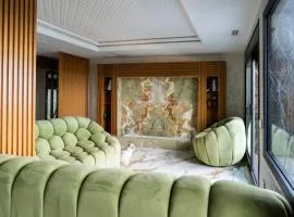 Stunning Beachfront Penthouse Panoramic Jacuzzi