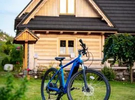 Pocztówka z Mizernej, drewniane domki, widok na Tatry, blisko Velo Czorsztyn, Jezioro Czorsztyńskie, rowery, spokojna okolica