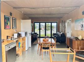 Beach Retro Style 2 large rooms and en-suite, Hotel in Matarangi