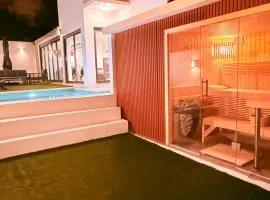 Luxury Villa Heated Pool & Sauna - No Parties Allowed