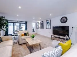 Spa Lodge - Stunning 3Bed Oasis, Driveway Parking, Garden