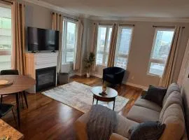 Downtown Edmonton Suite: 5-Min Drive to Rogers