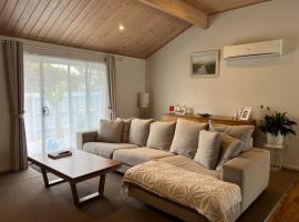 Large Family Beach House outdoor living, hotel i Wimbledon Heights