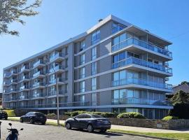 Apartamento moderno frente a la Rambla con balcón, piscina y garaje, hotel a Colonia del Sacramento