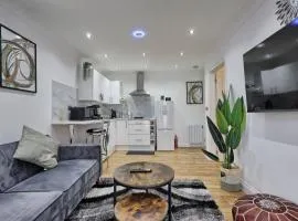 Very Cosy & Lovely 1 Bed Garden Apartment with side access, Suitable for Long Stay and Short Stay