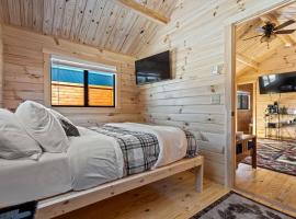 Cozy ski cabin #1, Hot Tub , 2 bedroom, hotell i Bethel
