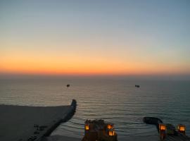 Family rooms with sea views，位于阿吉曼的酒店