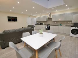 Spacious 4Bed Coventry Home with Parking & Garden, hotel a Parkside