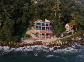 Casa Azul, Oceanfront Estate with Rooftop Deck