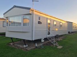 Lovely 6 Berth Caravan At Harts Holiday Park In Kent Ref 74072B, Hotel in Sheerness