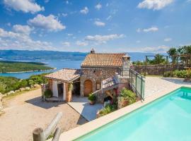 Villa in VRBNIK with swimming pool ค็อทเทจในริซิกา