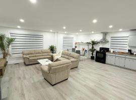New 2BR 2BA Bungalow in Scarborough with 4 Free Onsite Parkings, hotel in Toronto