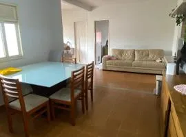 Casa aconchegante com 2 quartos com ótima localização em Guarapari