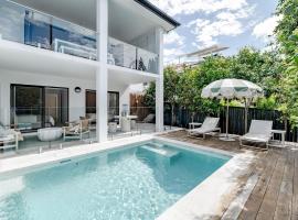 Sunny Luxury in Paradise Sunrise Beach Noosa, hotel i Sunrise Beach