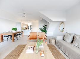 Pooch Friendly Renovated Beach Retreat with Views, hotel que aceita pets em Sunrise Beach