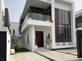 Maison Vaucluse - Luxury 4 Bedroom Entire Home – hotel w mieście Aja