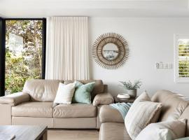 Salty Stays on Stevens St Ocean Views Top Deck, hotel a Sunshine Beach