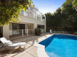Salty Stays on Stevens St Ocean Views Top Deck, hotel i Sunshine Beach