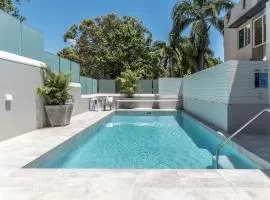 Heart of Sunshine Spacious Apt Pool and Garden