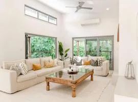 Sleek Stylish Family Beach House Near Junction