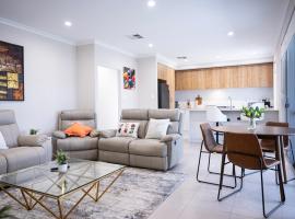 New beautiful Cozy front house, hotel em Perth