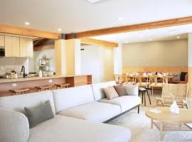 Sonoran Peach House - 5BR Winter Retreat, Big Yard, Fireplace