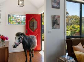 The Pony Lodge, hotel di Hepburn Springs