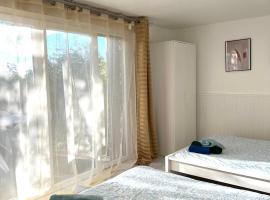 Rosny sous bois très chaleureux appartement, Hotel in Rosny-sous-Bois