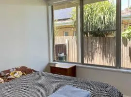 Budget-friendly room near Sunshine Station to CBD