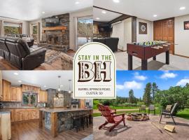 Secluded Stay in a Wonderful Creekside Getaway, hotel in Custer