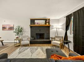 Redwoods Stopover- Near Hiking, Pet Friendly, hotel i Cave Junction