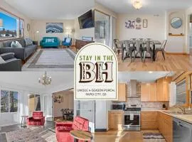 Unique 4 Season Porch 6 Queen Beds HUGE Space