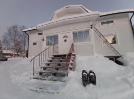 Rooms in a big wooden home, homestay, Hotel in Muonio