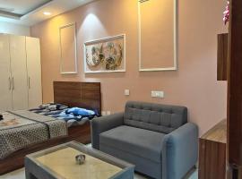 Couple Friendly stay 74 By Amber, hotel em Noida