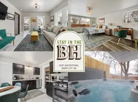 Centrally Located Fire-Pit Large Private Backyard