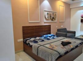 Gen Z# Couple Friendly Relax & Comfy Condo, hotell sihtkohas Greater Noida
