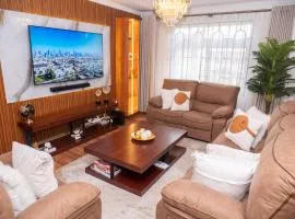 Hazel's Condo-Deluxe Master