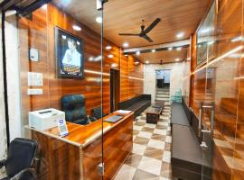 HOTEL OM PALACE NEAR MAHAKALESHWAR TEMPlE，烏賈因的飯店