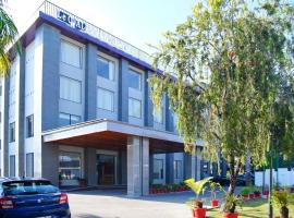 Le OVAL Hotel & Resorts, kh&aacute;ch sạn gần Dehradun Airport - DED, Nakraunda