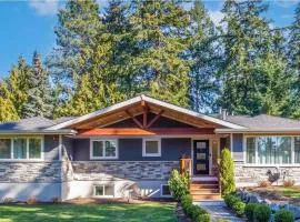 Mercer Island Modern Family-Friendly Home I-90