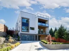 Modern Fortress w 4 Decks AC in all rooms Gym