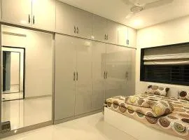 Signature Luxury 2BHK with Balcony & Parking for Elite Stays #401