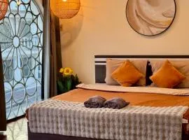 Private House 3 Suite Beds + Double Beds in Heart of Phromphong