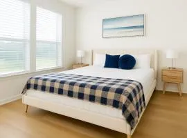 A plus Location WorkerFriendly KINGbed Pool Gym Modern