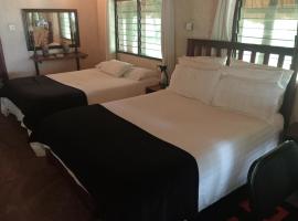 Chalets along Zambezi River - Enjoy Game & Canoeing Safaris - Boat Cruises & Fishing, hôtel à Chirundu