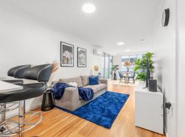 Elegant 1BR w Pool Gym City Views n Parking, hotel i Braddon