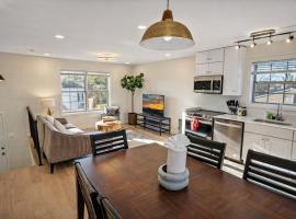 Warm and Bright Home, Metro 1 Min Walk, hotel in Capitol Heights