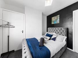 Spacious 3 bedroom home, sleeps 8, Parking, Central Rochester, hótel í Rochester